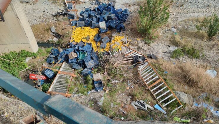 Erzin’de limon yüklü kamyonet çarpışmayla dereye devrildi