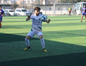 Futbol aşkından vazgeçmeyen Suriyeli Muhammed, savaştan kaçıp sığındığı Türkiye’de yeşil sahada ter döküyor