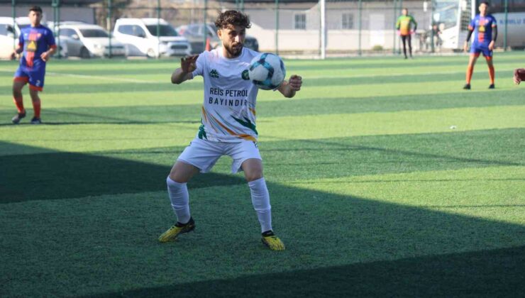 Futbol aşkından vazgeçmeyen Suriyeli Muhammed, savaştan kaçıp sığındığı Türkiye’de yeşil sahada ter döküyor