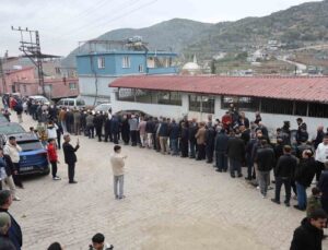 Geleneksel bayramlaşmada metrelerce kuyruk oluştu