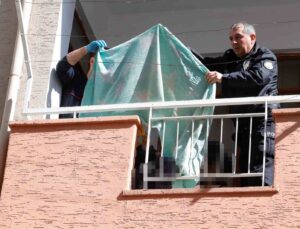 Güneşlenmek için çıktığı balkonda ölü bulundu