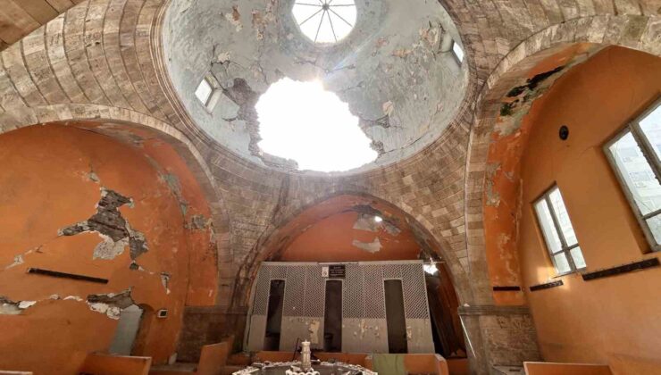 Hasarlı bina yıkım esnasında tarihi hamamın üzerine devrildi