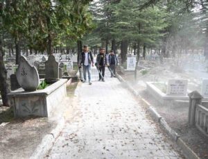 Isparta Belediyesi’nden mezarlıklarda bayram temizliği