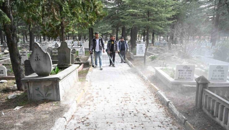 Isparta Belediyesi’nden mezarlıklarda bayram temizliği