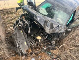 Isparta’da otomobil ağaca çarptı, ilçe belediye başkanı ve ailesi yaralandı