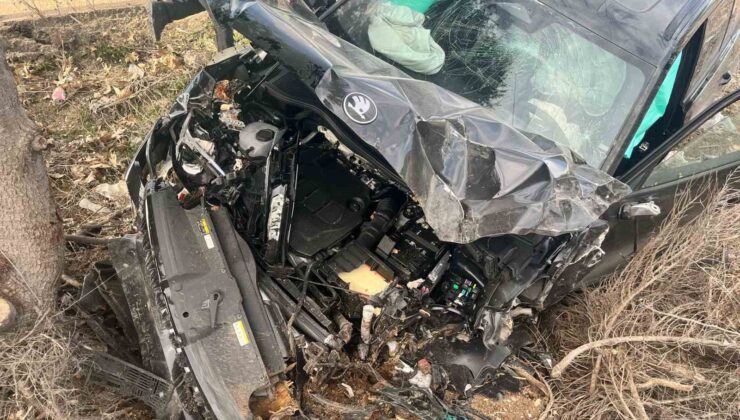 Isparta’da otomobil ağaca çarptı, ilçe belediye başkanı ve ailesi yaralandı