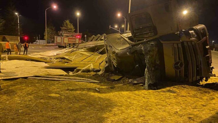 Isparta’da refüje devrilen tırın sürücüsü ağır yaralandı