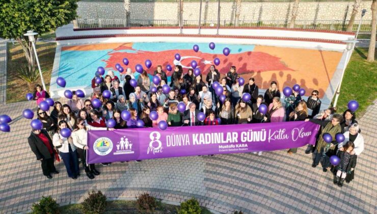 Kadınlar gökyüzüne mor balon bıraktı