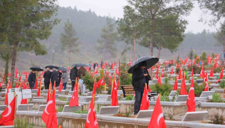 Kahramanmaraş deprem mezarlığında hüzünlü bayram