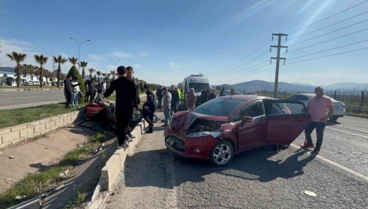 Kahramanmaraş’ta iki otomobil kafa kafaya çarpıştı: 1’i ağır 6 yaralı