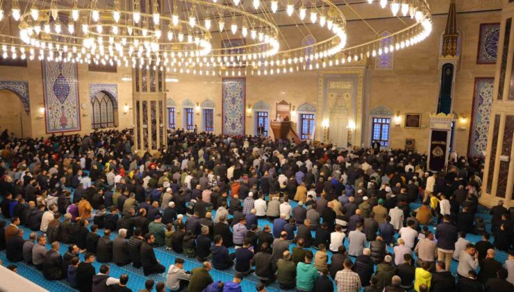 Kahramanmaraş’ta Ramazan Bayramı coşkusu: Binlerce kişi Abdülhamid Han Camii’nde bayram namazı kıldı