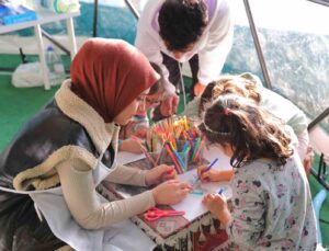 Kahramanmaraş’ta Ramazan panayırında çocuklar doyasıya eğleniyor