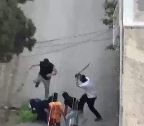 Kar maskeli şahıslar dehşet saçtı: Bir kişiyi sopayla dövüp kaçtılar