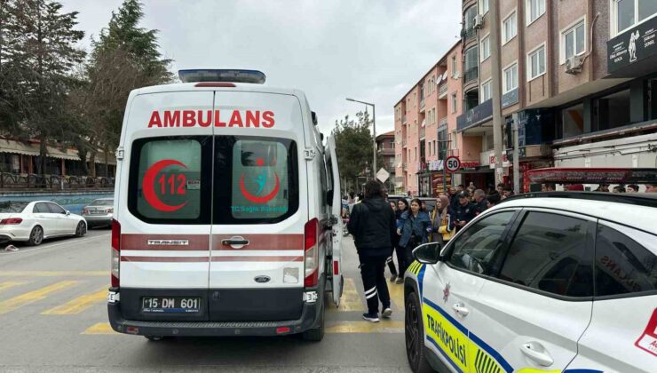 Karşıya geçmek isterken otomobilin çarptığı yaya yaralandı