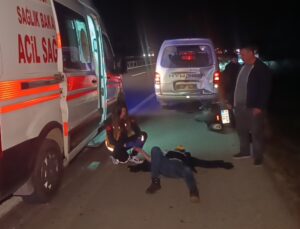 Kaza yapan araca yardım için durdu, arkadan motosiklet çarptı: 5 yaralı