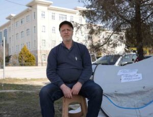 Kirası yükseltilince adliye önüne çadır kurdu