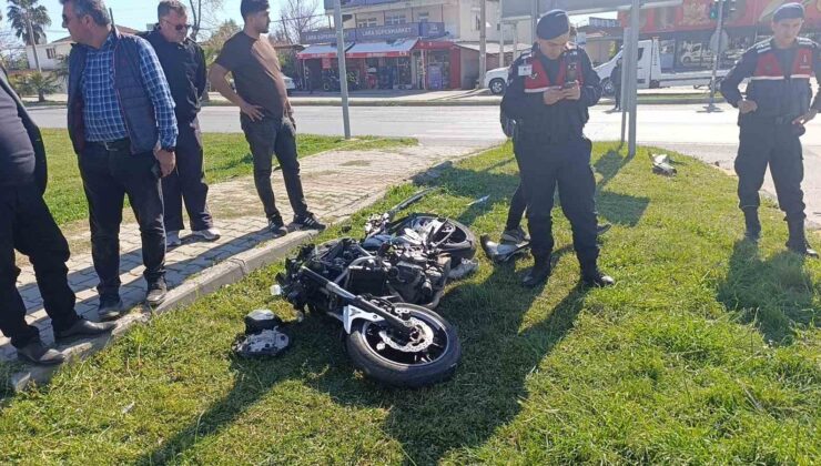 Kırmızı ışık ihlali yapan motosiklet kamyonetle çarpıştı: 1’i ağır, 2 yaralı