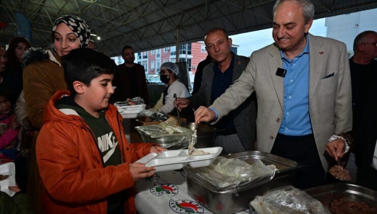 Kocagöz iftar yemeğini mahalle sakinlerine kendi eliyle yaptı