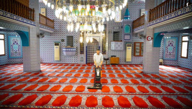 Konyaaltı’nda camilerde bayram temizliği