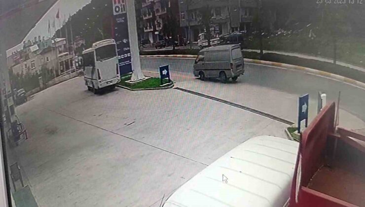 Manavgat’ta kamyonet palmiyeye çarptı: 1 yaralı