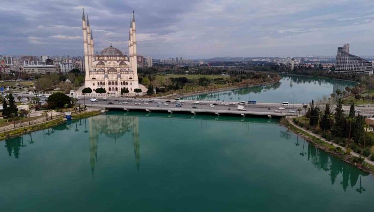 Merkez Camii, ihtişamı ve şifreleriyle dikkat çekiyor