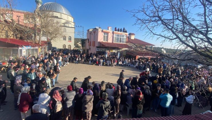 Mersin Erdemli’de mahalleli meydanda bayramlaştı