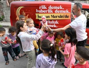 Mersin’de 60 bin çocuğa bayram hediyesi olarak ’suluk ve şeker’ dağıtıldı