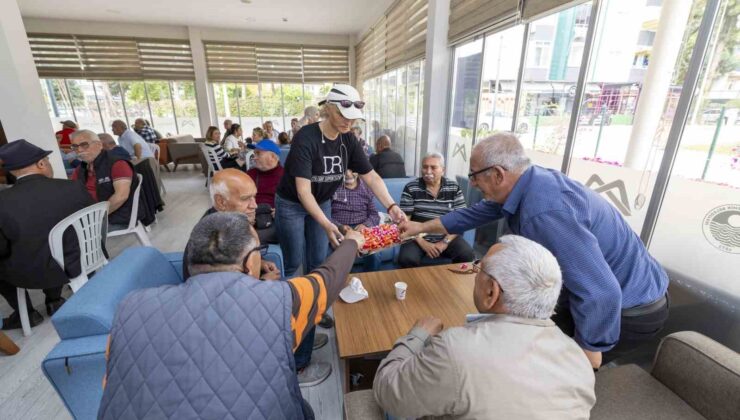 Mersin’de Emekli Evi üyeleri bayramlaştı
