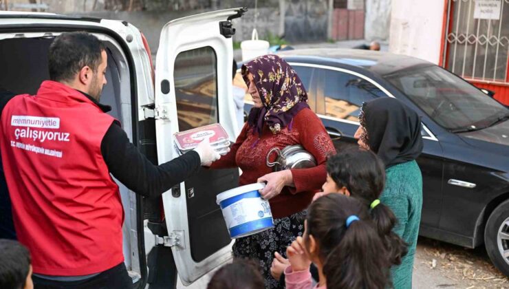 Mersin’de iftar yemekleri, ihtiyaç sahiplerinin sofralarına ulaşıyor