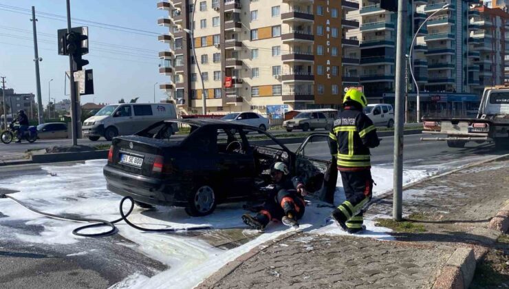 Mersin’de otomobil yangını