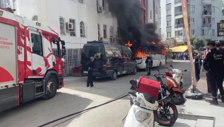 Midibüs alev alev yandı, mahalle sakinleri endişe içinde izledi