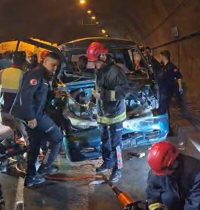 Minibüs ile kepçe tünelde çarpıştı, araçta sıkışan 2 kişiyi itfaiye kurtardı