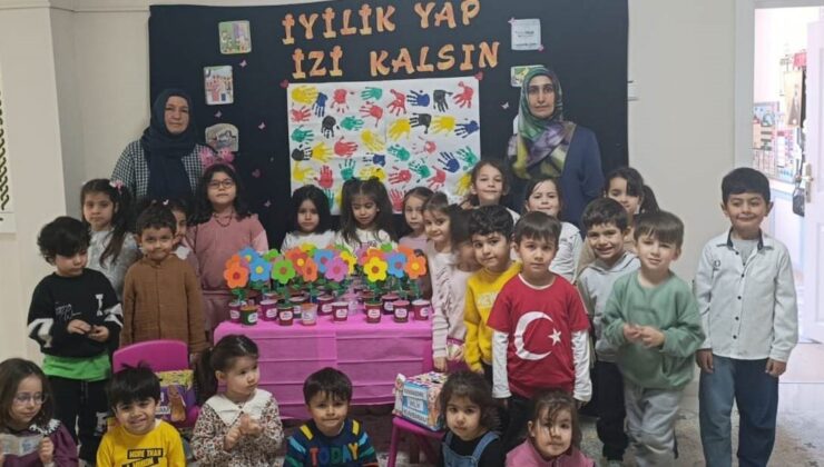 Minikler kumbaralarını Filistin için açtı