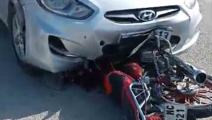 Motosiklet otomobilin altına girdi