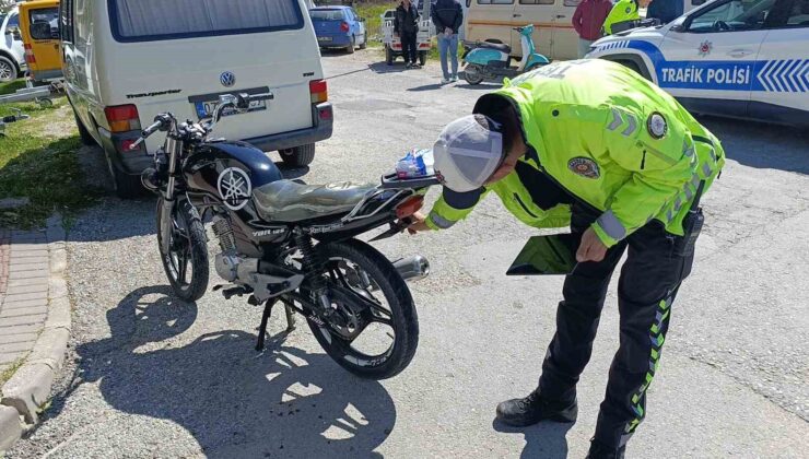 Motosikletler kavşakta çarpıştı: 2 yaralı