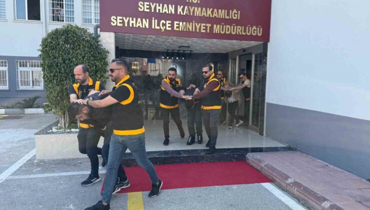 O anlar kamerada: Silikon maskeli şüpheliler kalaşnikofla yakalandı