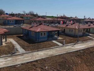 Osmaniye’de yapımı tamamlanan 32 köy evinin daha anahtar teslimi yapıldı