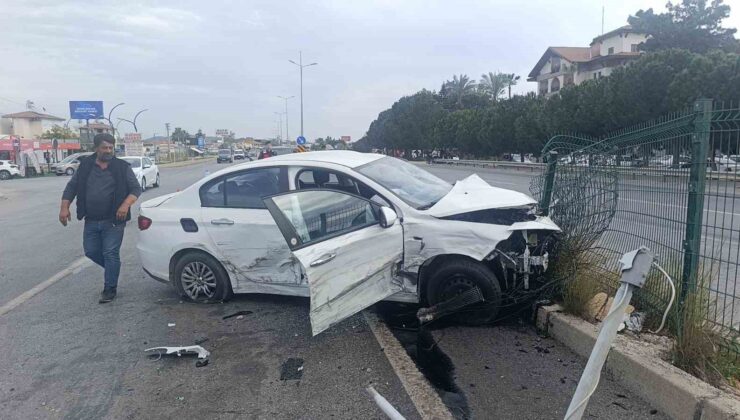 Otomobil ile hafif ticari aracın kazası güvenlik kamerasında: 2 yaralı