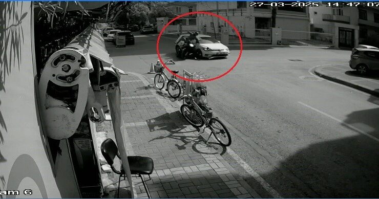 Otomobil ile motosiklet çarpıştı