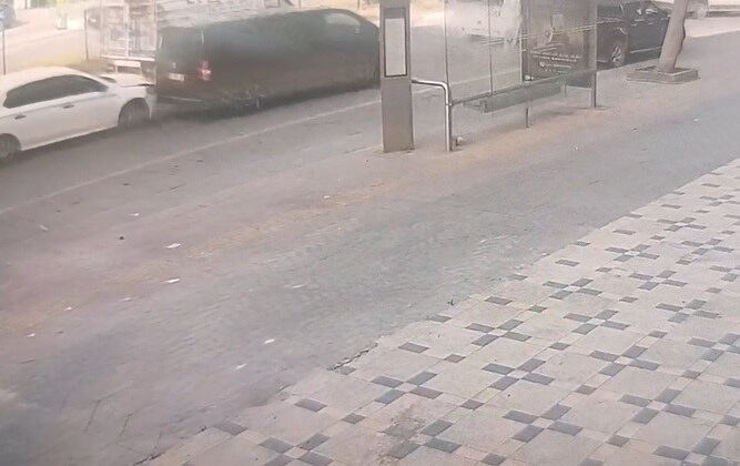 Otomobil, kapalı kasa kamyonete çarptı: 1 yaralı