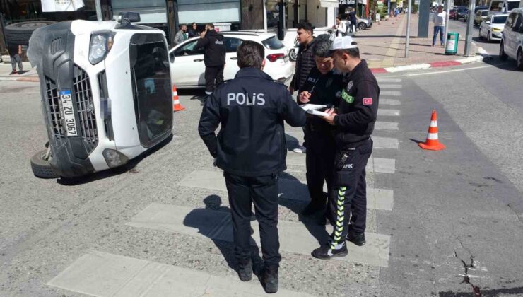 Para taşıyan zırhlı araç ile otomobil çarpıştı,  paralar çuvallarla nakledildi