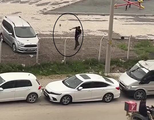 Park halindeki aracın camına kaldırım taşı fırlattı