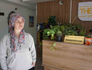 Sahip olduğu otelin her şeyi: Temizlik, resepsiyon, yemek onun elinden geçiyor