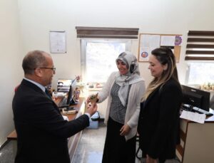 Saimbeyli ve Feke’de ’Kadınlar Günü’ çiçeklerle kutlandı