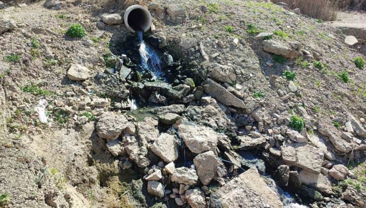 Seyhan Nehri’nde su çekilince pislik ortaya çıktı