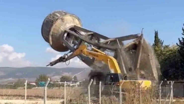 Su kulesi kağıt gibi yerle bir oldu