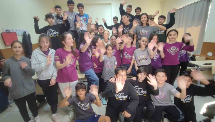 Sürpriz doğum günü öğretmeni ağlattı
