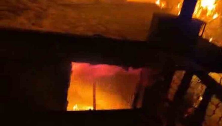 Tarsus’ta 2 katlı evin giriş katında yangın