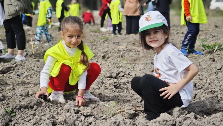 Tarsus’ta çocuklar okaliptüs fidanlarını toprakla buluşturdu