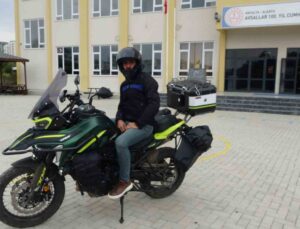 Trafik polisinden motosikletli öğretmene içleri yakan nasihat: “Ailene evlat acısı yaşatma, ben yaşadım”